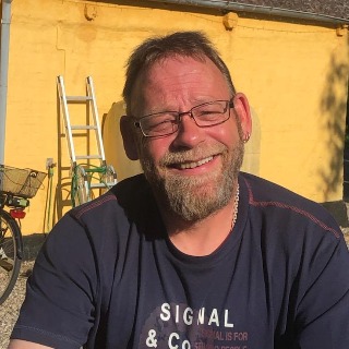 Stille og rolig med en snert af sort humor og ironi.
Send et brev og lad os se hvad der s ... kontakt Aller, single Mand fra Høng.