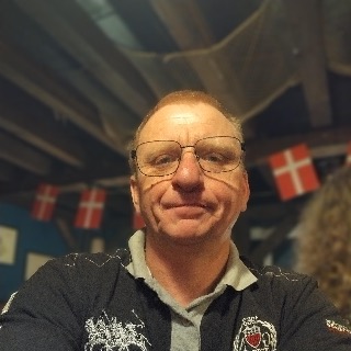 Det er svært at ,skrive om dig selv. Jeg bor i Hvalpsund, hvor jeg er ved at renovere mit  ... kontakt Mogens, single Mand fra Farsø.