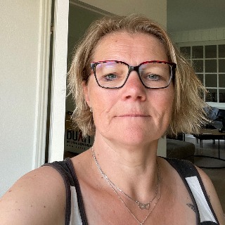 Jeg er en selvstændig, loyal, ærlig kvinde med ben i næsen og fødderne solidt plantet på j ... kontakt Stine76, single Kvinde fra Ans By.
