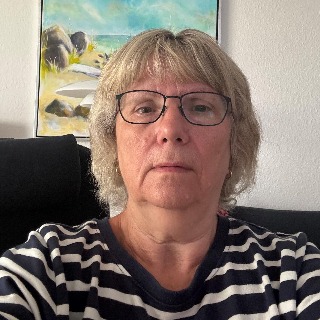 Jeg er 68 år , mor og farmor til 3 drenge 
Laver en del frivillig 
Går mange lange ture  ... kontakt Margit, single Kvinde fra Holbæk.