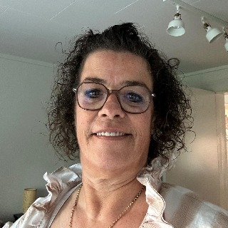 Jeg er en kvinde på 54 år der søger kærlighed  ... kontakt Christina, single Kvinde fra Odense C.