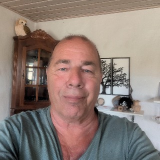 Stille og Rolig Efterlønner. Hjemmemenneske, elsker det rolige liv, hus og have, en tur i  ... kontakt Jesper, single Mand fra Vejle.
