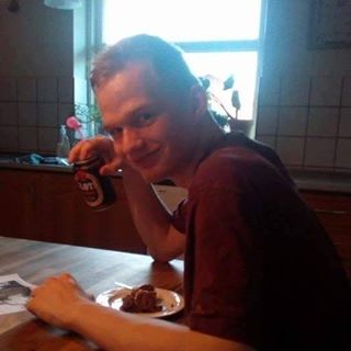 Jeg elsker at spille computer og ser lidt anime her og der spiller professionelt i et spil ... kontakt Lukas, single Mand fra Hornslet.