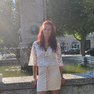 Jeg er en kvinde på 54 med 3 hjemme boende børn arbejder med rengøring  er til byture indi ... kontakt Hott, single Kvinde fra Valby.