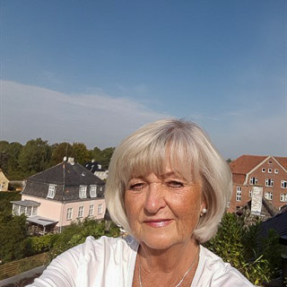 Jeg er en aktiv kvinde, der efter et langt ægteskab, mistede min mand for nogle år siden,  ... kontakt Gast, single Kvinde fra Hellerup.